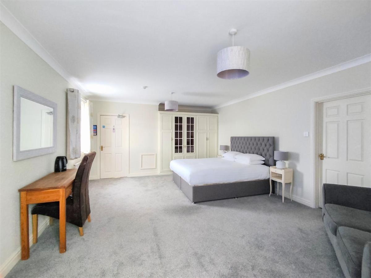 Woodcote Hotel Hooton ภายนอก รูปภาพ