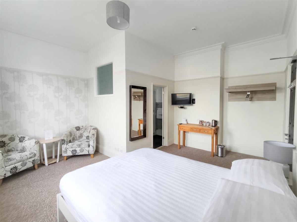Woodcote Hotel Hooton ภายนอก รูปภาพ