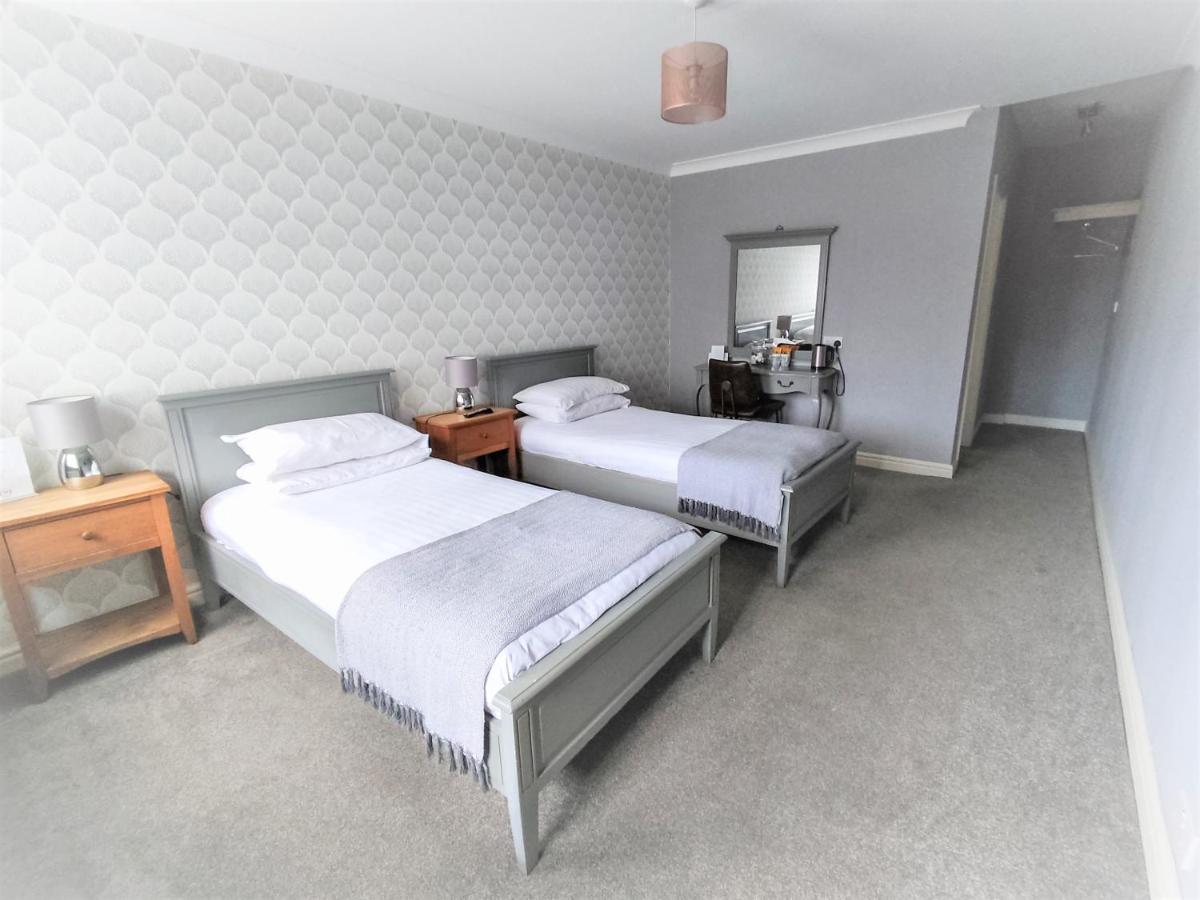 Woodcote Hotel Hooton ภายนอก รูปภาพ