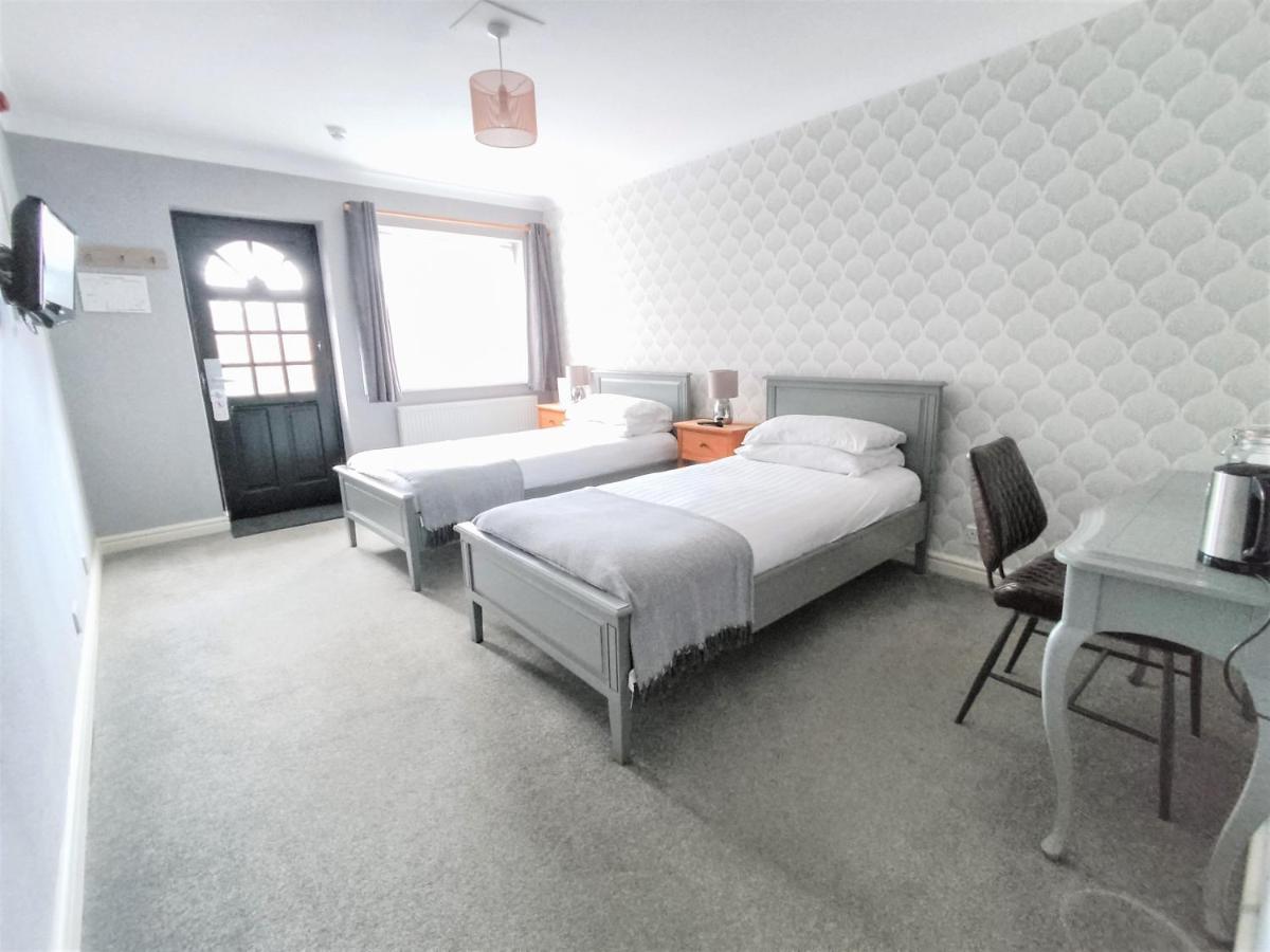 Woodcote Hotel Hooton ภายนอก รูปภาพ