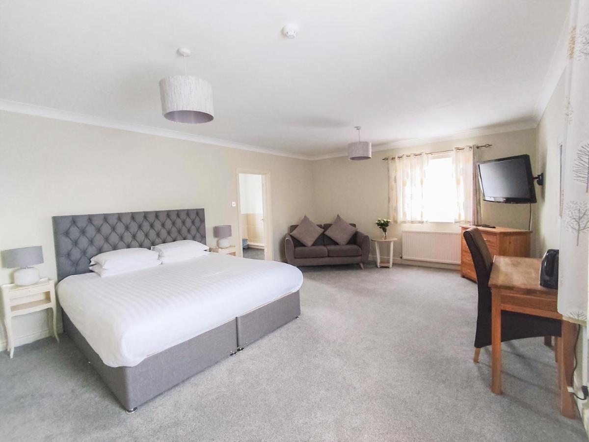 Woodcote Hotel Hooton ภายนอก รูปภาพ